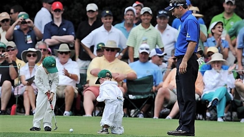 Generationswechsel im Golf. Der US-Amerikaner Mark Wilson spielt mit seinen Söhnen beim Masters in Augusta (2012). (Foto: Getty)