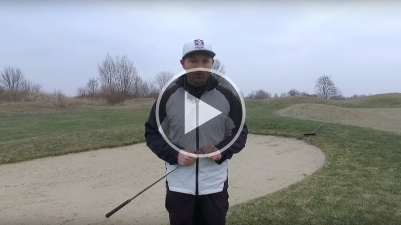 Im Bunker darf man den Schläger seit dem neuen Jahr aufsetzen - Probeschwünge bleiben aber verboten. (Foto: YouTube/@Silas Wagner - Golf 180)