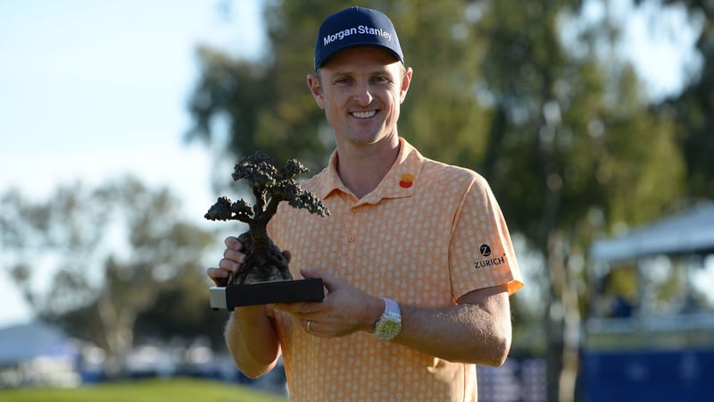 Glücklich und stolz hält Justin Rose den Pokal der Farmers Insurance Open hoch. Es ist sein zehnter Sieg auf der PGA Tour. (Foto: Getty)