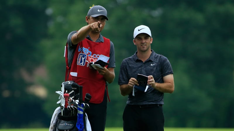 Denny McCarthy und sein Caddie in der Bredouille wegen der neuen Golfregeln. (Foto: Getty)