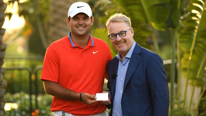 Keith Pelley (CEO European Tour) überreicht Patrick Reed die Ehren-Mitgliedschaft. (Foto: Getty)