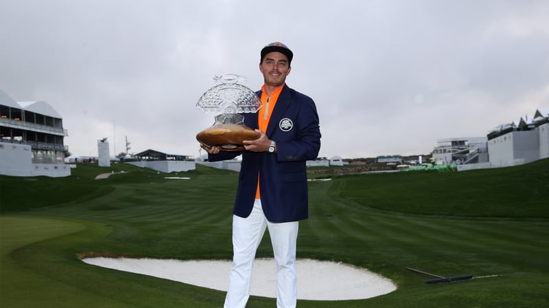 Rickie Folwer hält zum fünften Mal eine Trophäe der PGA Tour in der Hand. (Foto: Getty)