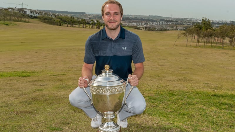 Kevin Duncan mit seiner ersten Trophäe auf der Pro Golf Tour. (Foto: GolfsupportNL)