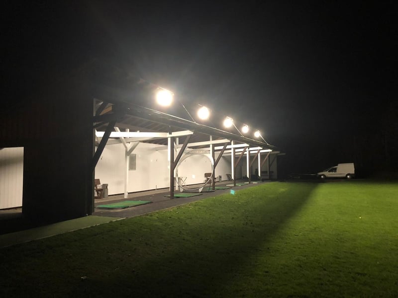 Der Zimmerner Golfclub erstrahlt in neuem Licht. Bis in die späten Abendstunden kann man jetzt auf der Driving Range abschlagen. (Bildquelle: Zimmerner GC)