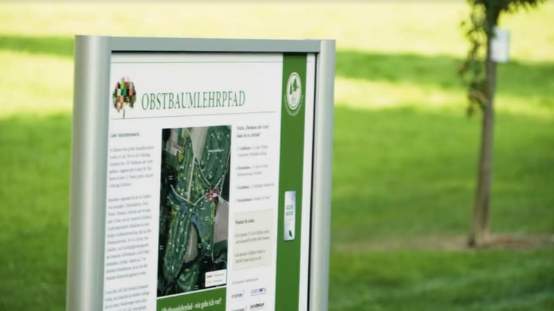 Die Infotafel zum Obstbaumlehrpfad im GC Schönbuch. (Foto: Facebook/@deutschegolfsport)