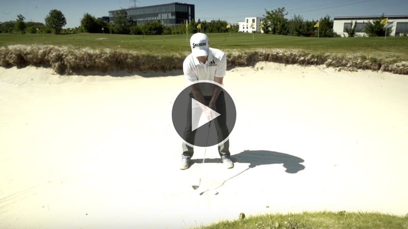 Fabian Bünker zeigt Ihnen, wie Sie den Bunkerschlag meistern. (Foto: YouTube/Golf Post)