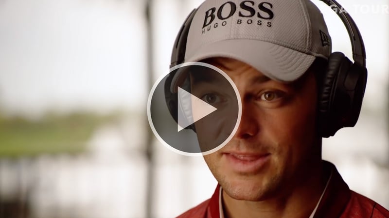 Martin Kaymer beim Listening für den neuen Song der Players Championship. (Foto: Youtube/@PGA Tour)