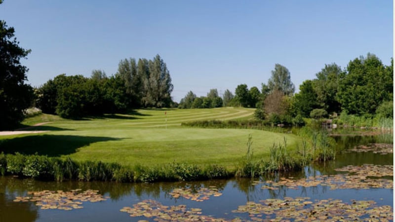 Puttmuffel aufgepasst! Die Golfanlage Duvenhof stellt das neue Puttingtool vor und gibt weitere Instruktionen. (Bildquelle: Golfclub Duvenhof)