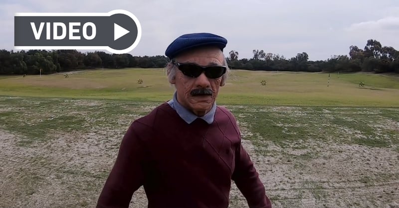 Der Long Drive Champion in der Rolle des 87-jährigen Opa Jamie. (Foto: Screenshot Facebook/ Cleveland Golf)