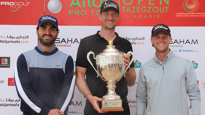 Sebastian Heisele (mi.) gewinnt auf der Pro Golf Tour. Hurly Long (re.) wird Dritter, Antoine Rozner (li.) holt sich den zweiten Platz. (Foto: Pro Golf Tour)