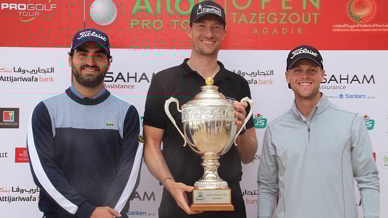Sebastian Heisele (mi.) gewinnt auf der Pro Golf Tour. Hurly Long (re.) wird Dritter, Antoine Rozner (li.) holt sich den zweiten Platz. (Foto: Pro Golf Tour)