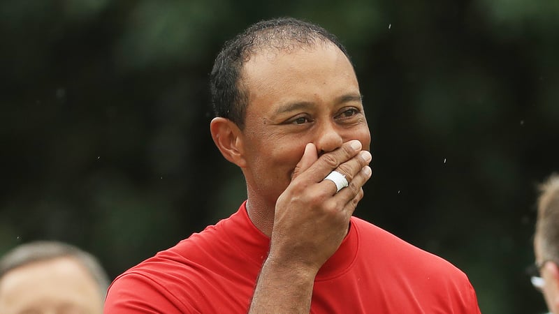 Tiger Woods berührt nach seinem Sieg beim US Masters 2019. (Foto: Getty)