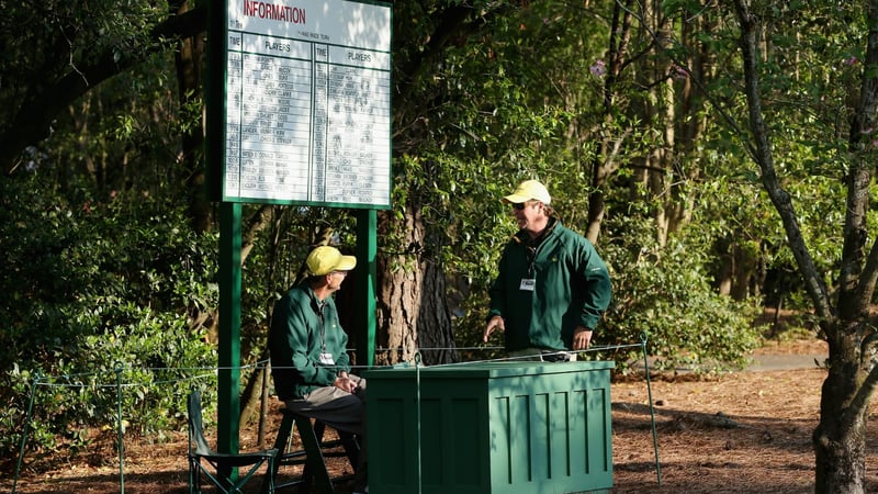 Überall auf dem Augusta National gibt es während der Masters-Woche Volunteers, die den Patrons mit Rat und Tat zur Seite stehen. (Foto: Getty)