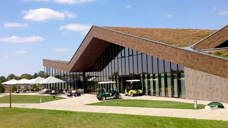 Das Clubhaus des Golfclubs Herzogswalde bei Dresden. (Foto: Michael F. Basche)