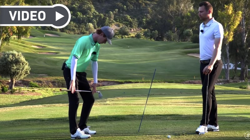 Lukas Eisinger und Joscha Lampe demonstrieren die richtige Hüftbewegung im Golfschwung. (Bildquelle: YouTube/ Screenshot)