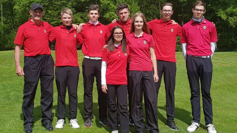 Die Jugendmannschaft des Frankfurter GC: Hintere Reihe v.l.: Keith Coveney (Trainer), Caspar Graf, Niklas Vliamos, Daniel Tack, Tim Opderbeck, Aki Hechler; Vordere Reihe v.l.: Fiorella Ghaboli, Tessa Kremser. (Bild: Frankfurter GC)