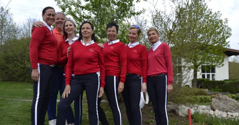 Von links: Anja Nusser, Trainer Barry Higgins, Captain Caroline Foster, Gertrud Frech, Elisabeth Keller, Rena Rusko und Elisabeth Schaal. (Bild: Golfclub Reutlingen-Sonnenbühl)