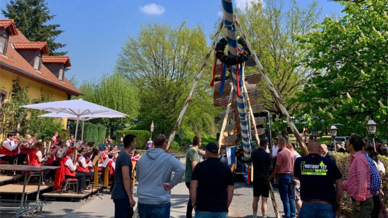 Der Maibaum steht direkt vor dem Biergarten der Gutsschänke des GC Gut Hühnerhof. (Bild: Golfpark Gut Hühnerhof)