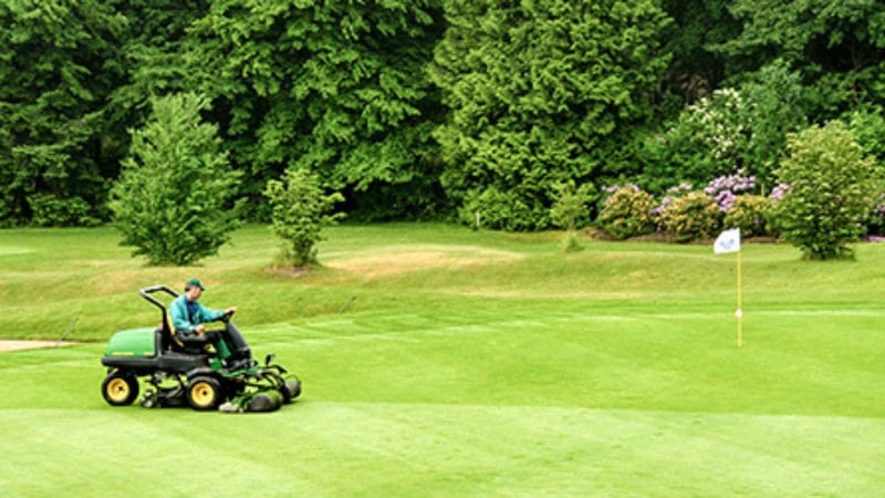 Im Wiesbadener GC werden dieses Woche die Grüns bearbeitet. (Bild: Wiesbadener GC)