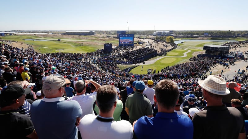 Die Zuschauer am ersten Tee beim Ryder Cup 2018. (Foto: Getty)