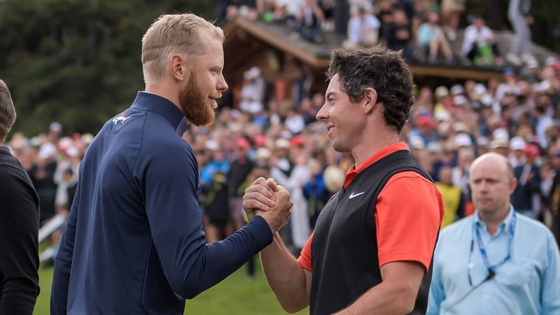 Rory McIlroy zollt dem Omega-European-Masters-Sieger Sebastian Söderberg Respekt für seine Leistung. (Foto: Getty)