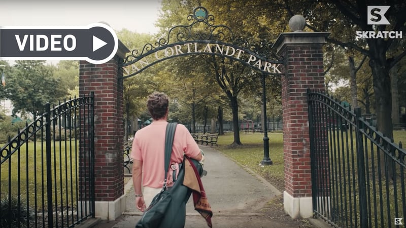 Erik Anders Lang begutachtet in seiner neuen Ausgabe einen Golfplatz in New York. (Screenshot/YouTube)