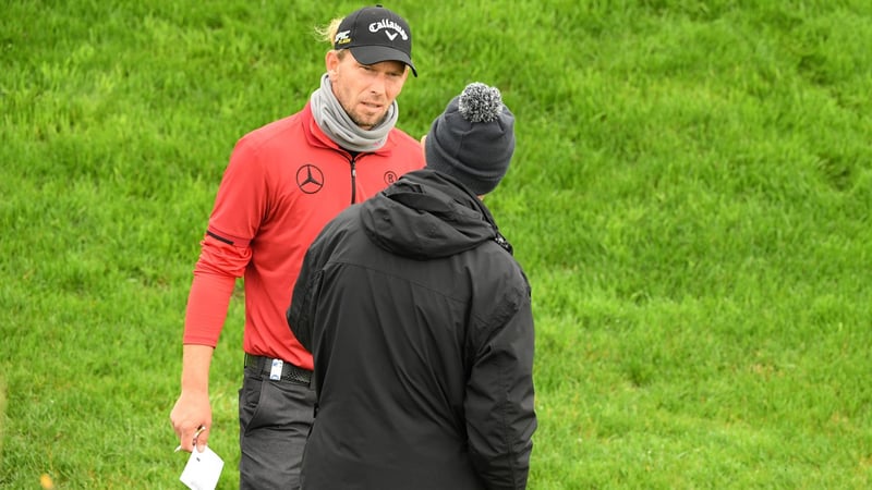 Marcel Siem im Gespräch mit einem Regelhüter bei der Open de France. (Foto: Getty)