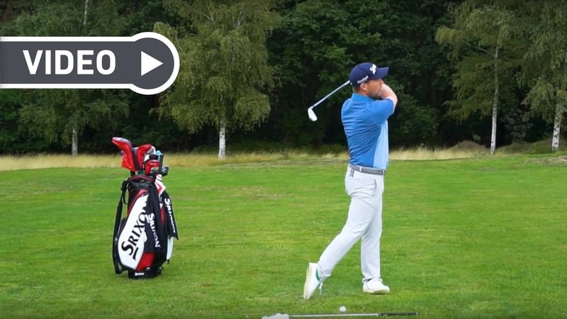 Fabian Bünker erklärt, wie man richtig durch den Ball schwingt. (Foto: YouTube / Golf in Leicht)