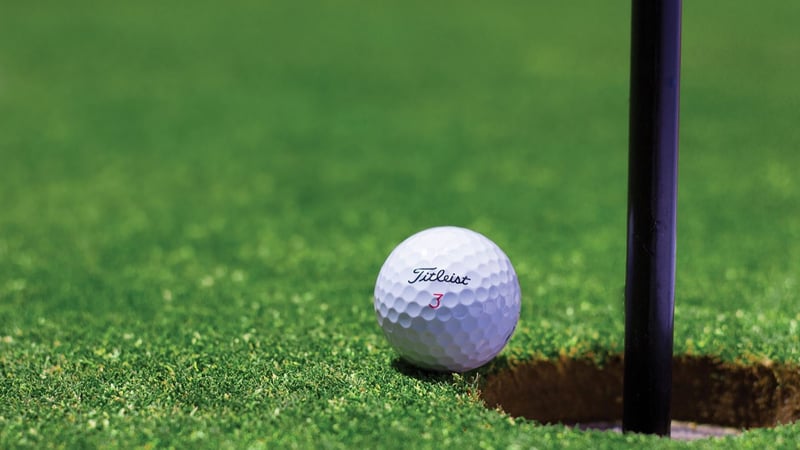 Spektakuläre Schläge, Hole-in-ones und lange Putts gehören beim Golf dazu. Steigern lässt sich die Spannung mit dem Abschluss von Sportwetten. (Foto: Pexels / pixabay.com)