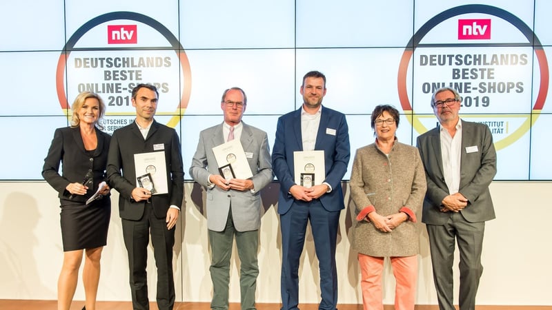 Henning Wollesen (3. v. r.) nahm stellvertretend für sein Team die Auszeichnung in Berlin entgegen. (Foto: Thomas Ecke/DISQ /n-tv)