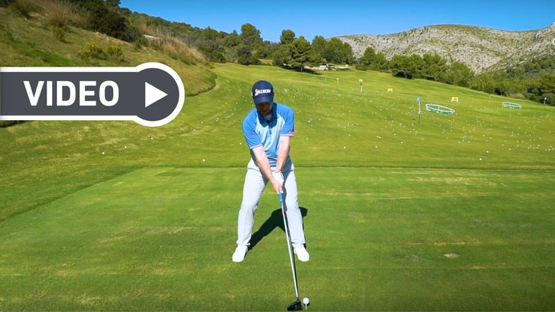 Wie man den Ball optimal mit dem Driver trifft, zeigt Ihnen Fabian Bünker. (Foto: YouTube/Golf in Leicht)