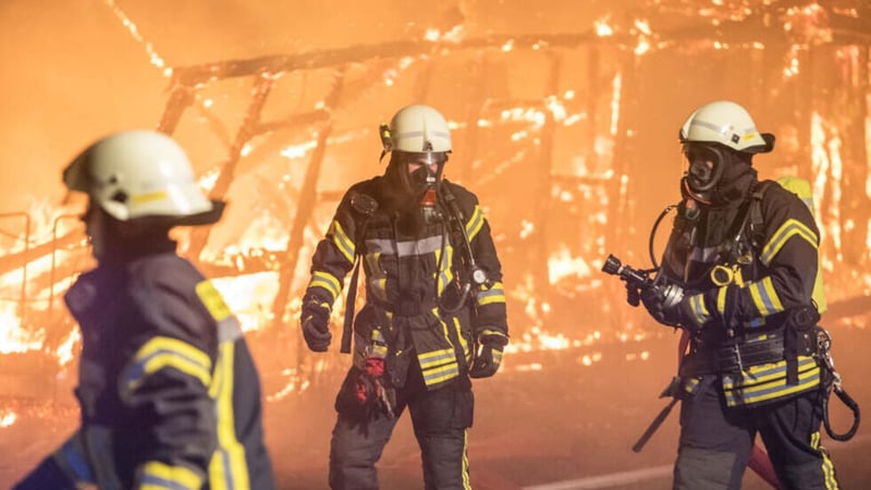 Eine Lagerhalle des Golf-Club Hamburg Wendlohe stand in der Halloween.Nacht in Flammen. (Foto: Twitter.com/@TAG24HH)