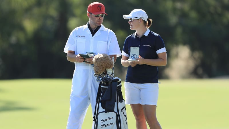 Caro Masson mit ihrem Caddie in Runde zwei der CME Group Tour Championship 2019. (Foto: Getty)