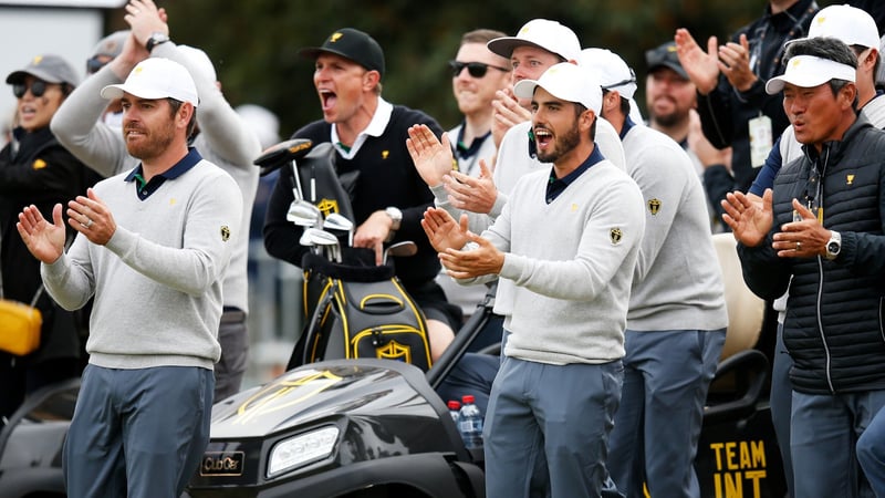 Das internationale Team feuert die eigenen Spieler an. (Bildquelle: Getty)