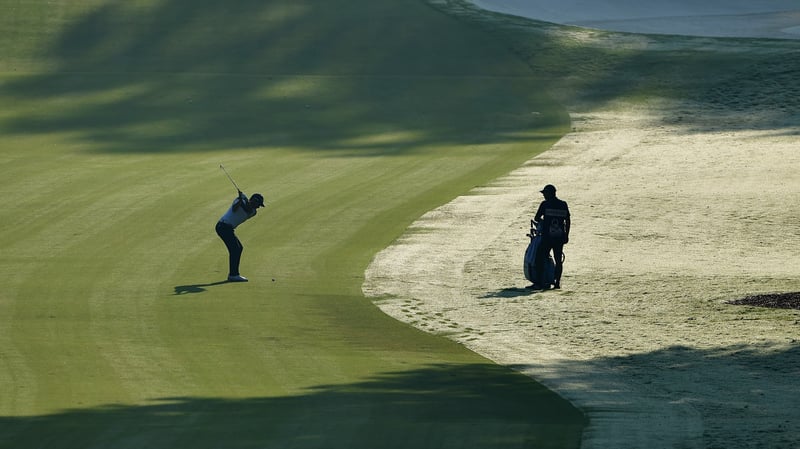 Das Spiel von Licht und Schatten erschwert die Sicht. Ein Blick auf die Golfverbund-Landschaft. (Foto: Getty)
