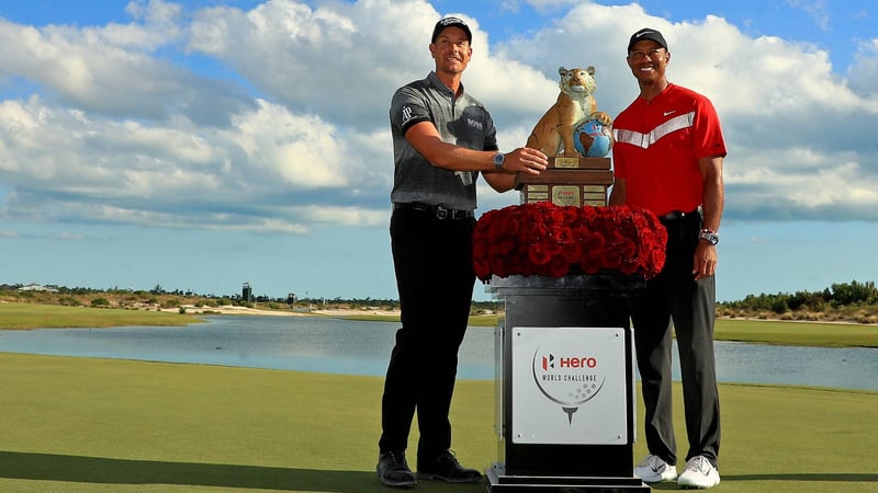 Henrik Stenson (li.) feiert seinen ersten Titel in diesem Jahr und bekommt die Trophäe von Tiger Woods (re.) übergeben. (Foto: Getty)