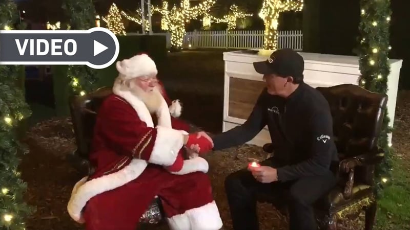 Phil Mickelson trifft seinen alten Kumpel Santa Claus zum Interview. (Foto: Twitter / @PhilMickelson)