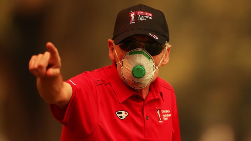 Ein freiwilliger Helfer schützt sich bei der Australian Open mit einem Mundschutz vor dem Rauch. (Bildquelle: Getty)
