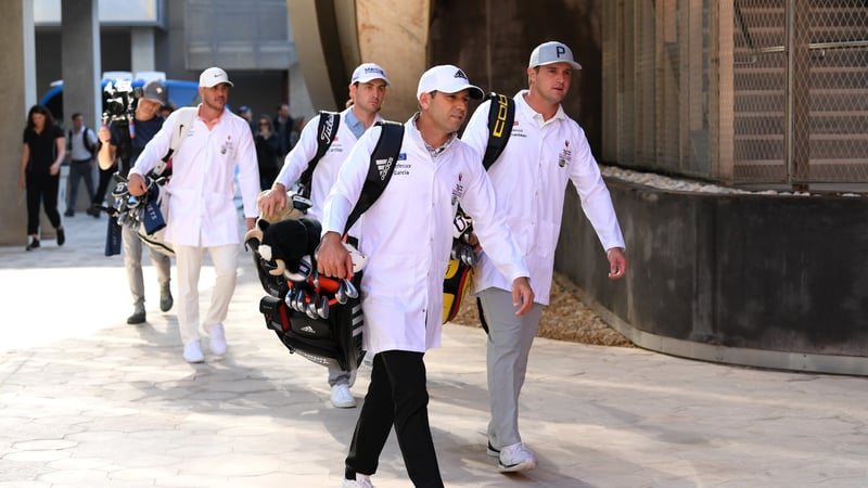 Sergio Garcia mit Ping Schlägern in Abu Dhabi. (Foto: Getty)