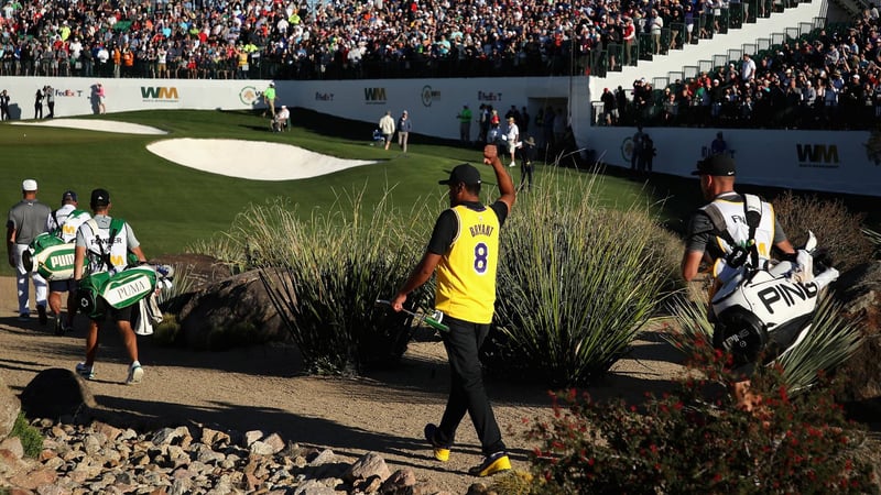 Zu Ehren der Legende Kobe Bryant trägt Tony Finau sein Trikot. (Foto: Getty)