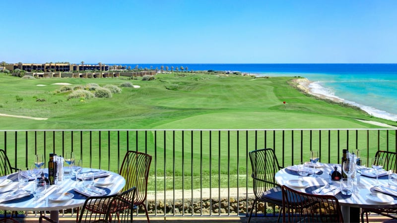 Links die luxuriösen Häuser des Resorts, rechts das blaue Meer und in der Mitte verläuft der Golfplatz. (Foto: Azalea)