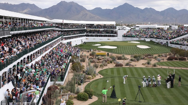 In das Stadion am 16. Loch des TPC Scottsdale passen rund 25.000 Zuschauer. (Foto: Getty)