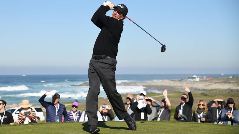 Phil Mickelson dreht auf und jagt seinem nächsten Sieg in Pebble Beach hinterher. (Foto: Getty)