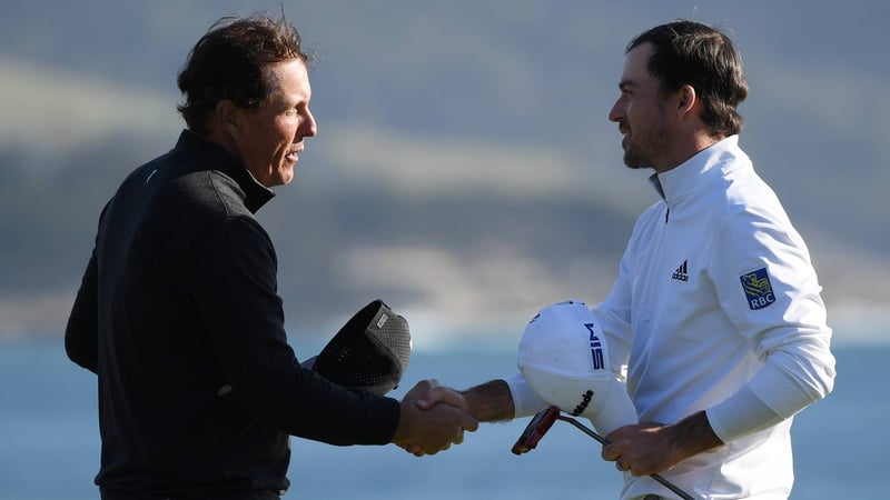 Phil Mickelson gratuliert dem siegreichen Nick Taylor zu seinem zweiten Titel auf der PGA Tour. (Foto: Getty)