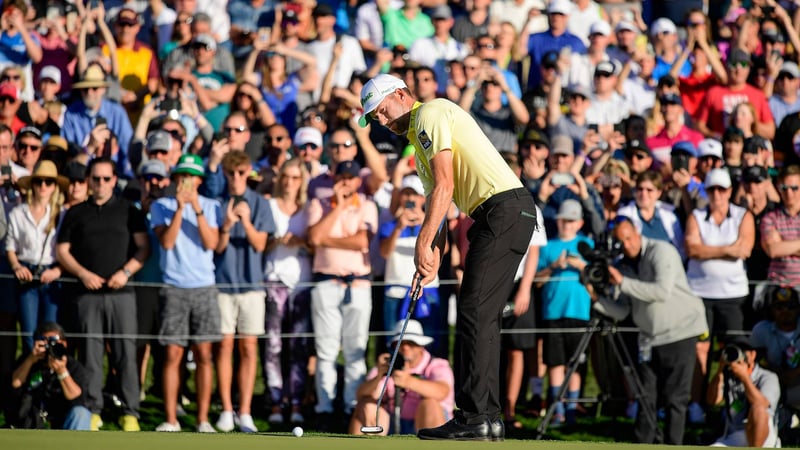 Die den jubelnden Fans im Rücken locht Webb Simpson zum Sieg in Scottsdale. (Foto: Getty)