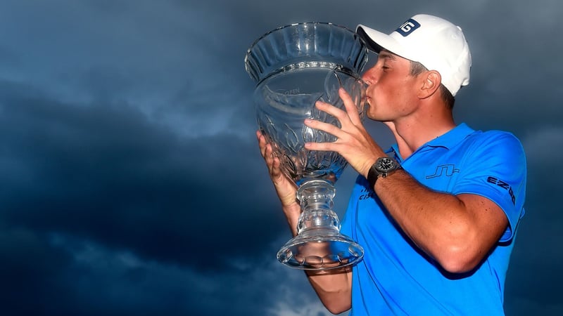 Viktor Hovland küsst den Siegerpokal der Puerto Rico Open 2020 auf der PGA Tour. (Foto: Getty)