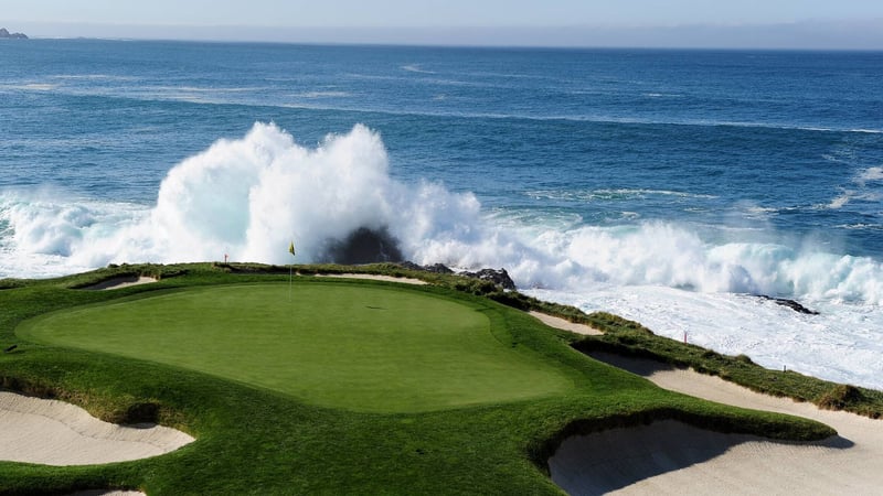 Am Rande der atemberaubenden Brandung des Pebble Beach kämpfen Lefty, DJ und Co. um den nächsten Titel auf der PGA Tour. (Foto: Getty)