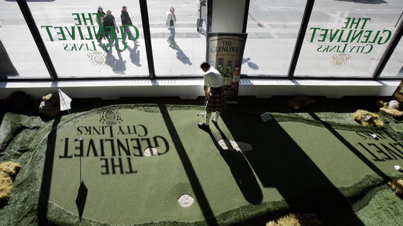 Golf in den eigenen vier Wänden - mit den richtigen Trainingsgeräten bleiben Sie fit. (Foto: Getty)