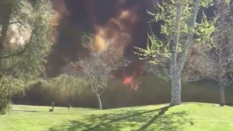 Ein Waldbrand bedroht das Qualifier-Turnier der PGA Tour Champions Hoag Classic. (Foto: Twitter.com/@GolfDigest)