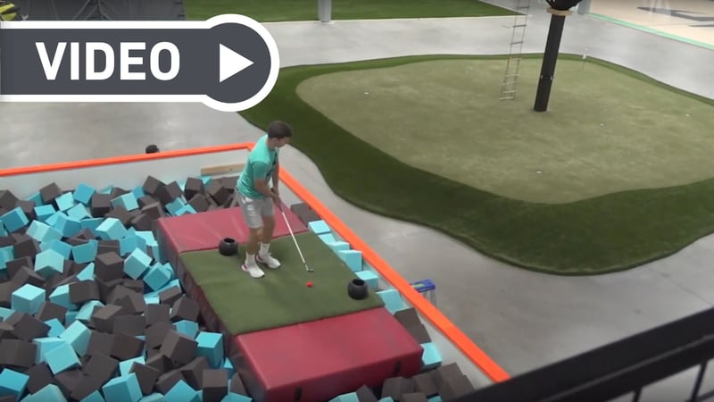 Die Jungs von Dude Perfect vertreiben sich und uns die Zeit mit Indoor-Golf (Foto: YouTube.com/DudePerfect)